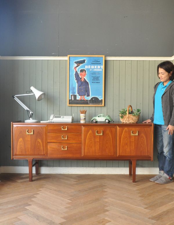 アンティークのキャビネット アンティーク家具 チーク材がキレイなイギリスのビンテージ家具、北欧テイストのサイドボード。脚があるので軽やかな印象です。(x-746-f)