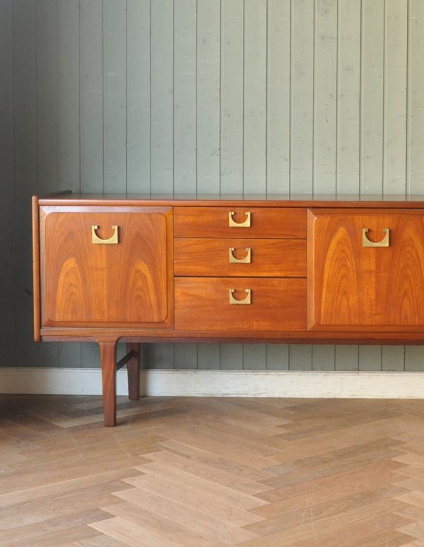 アンティークのキャビネット アンティーク家具 チーク材がキレイなイギリスのビンテージ家具、北欧テイストのサイドボード。スッキリとかっこいいデザインが特徴のサイドボード。(x-746-f)