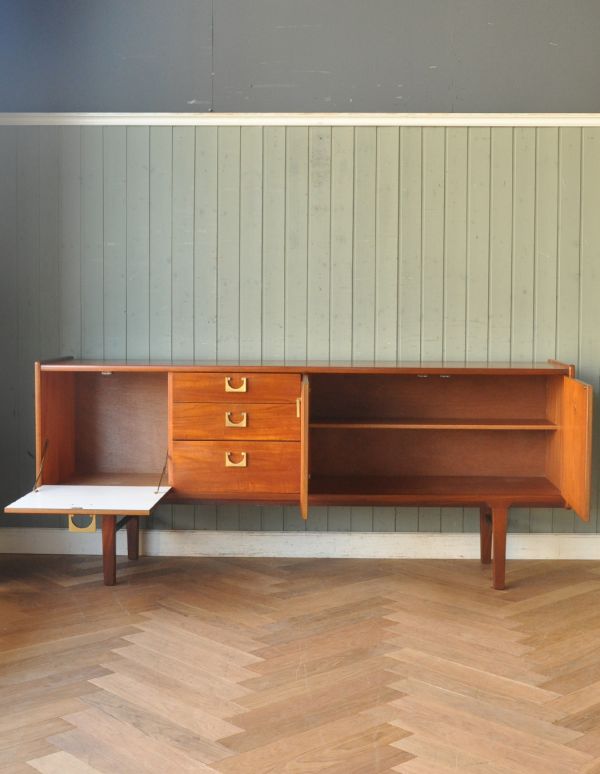 アンティークのキャビネット アンティーク家具 チーク材がキレイなイギリスのビンテージ家具、北欧テイストのサイドボード。扉の奥はたっぷり収納。(x-746-f)