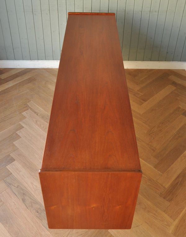 アンティークのキャビネット アンティーク家具 チーク材がキレイなイギリスのビンテージ家具、北欧テイストのサイドボード。天板もキレイに塗装を仕上げました。(x-746-f)