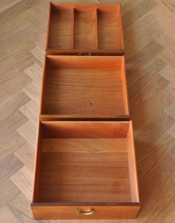 アンティークのキャビネット アンティーク家具 チーク材がキレイなイギリスのビンテージ家具、北欧テイストのサイドボード。キレイなので何でも入れていただけます。(x-746-f)