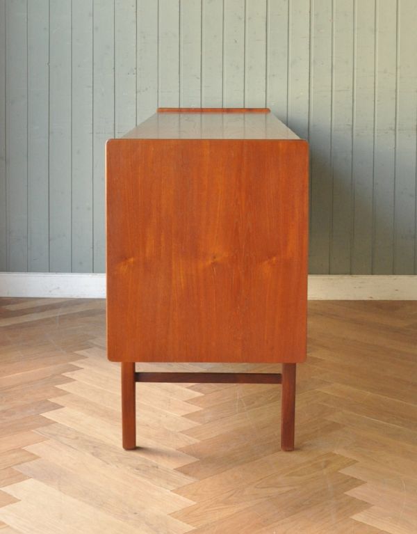 アンティークのキャビネット アンティーク家具 チーク材がキレイなイギリスのビンテージ家具、北欧テイストのサイドボード。サイドから見てもキレイな状態です。(x-746-f)