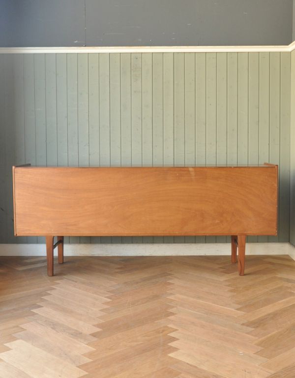 アンティークのキャビネット アンティーク家具 チーク材がキレイなイギリスのビンテージ家具、北欧テイストのサイドボード。きちんとメンテナンスしてあるので、裏側もキレイです。(x-746-f)