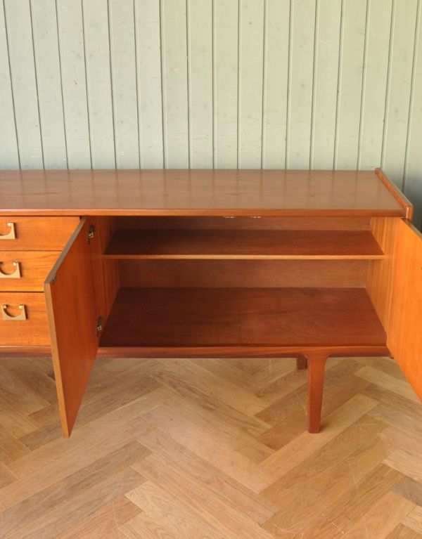 アンティークのキャビネット アンティーク家具 チーク材がキレイなイギリスのビンテージ家具、北欧テイストのサイドボード。重いものや見せたくないものは扉の奥に収納しましょう。(x-746-f)