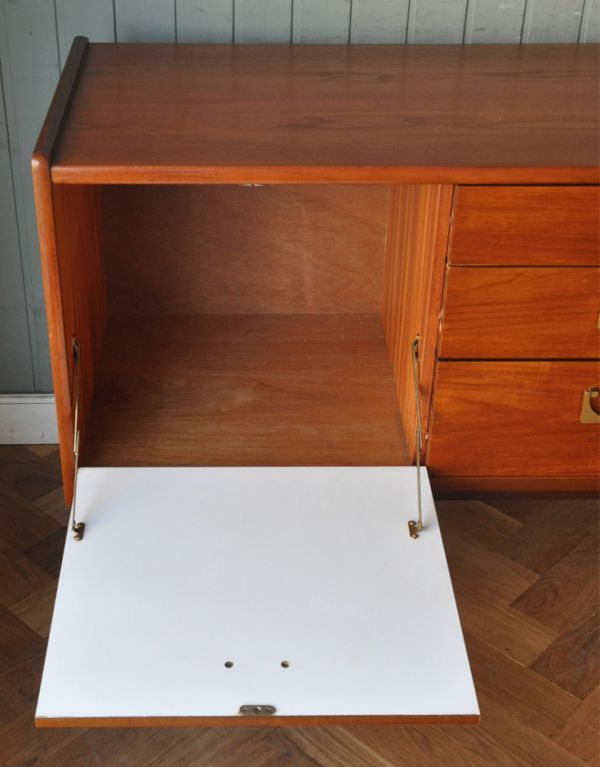 アンティークのキャビネット アンティーク家具 チーク材がキレイなイギリスのビンテージ家具、北欧テイストのサイドボード。向かって左の扉を開くと、カウンターテーブルのように使うことができます。(x-746-f)