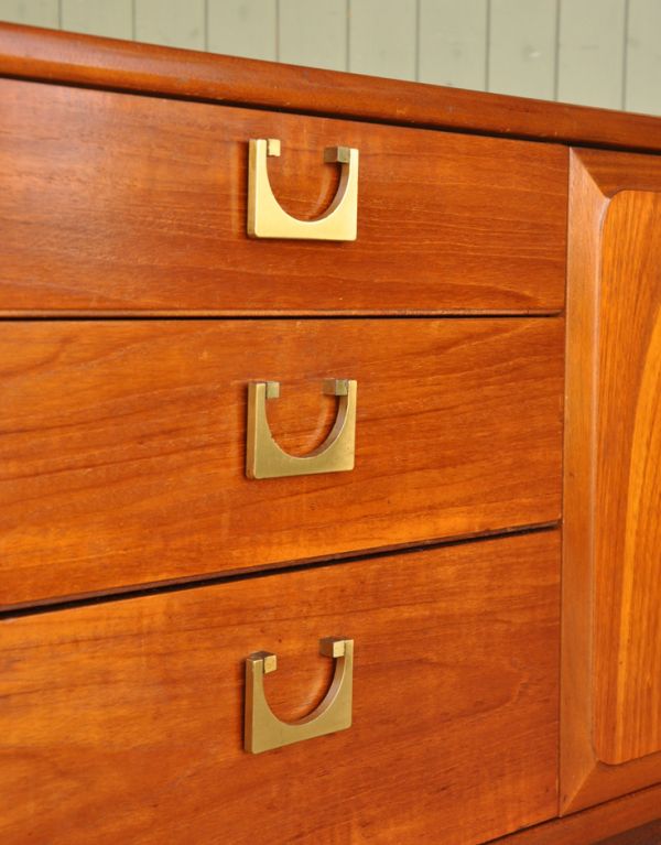 アンティークのキャビネット アンティーク家具 チーク材がキレイなイギリスのビンテージ家具、北欧テイストのサイドボード。ゴールドの存在感たっぷりの取っ手です。(x-746-f)