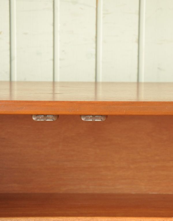 アンティークのキャビネット アンティーク家具 チーク材がキレイなイギリスのビンテージ家具、北欧テイストのサイドボード。扉にはマグネットが付いているので、開け閉めがスムーズです。(x-746-f)