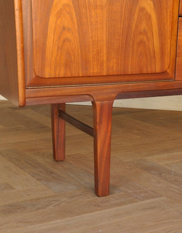 アンティークのキャビネット アンティーク家具 チーク材がキレイなイギリスのビンテージ家具、北欧テイストのサイドボード。脚はすっきりしたデザインです。(x-746-f)