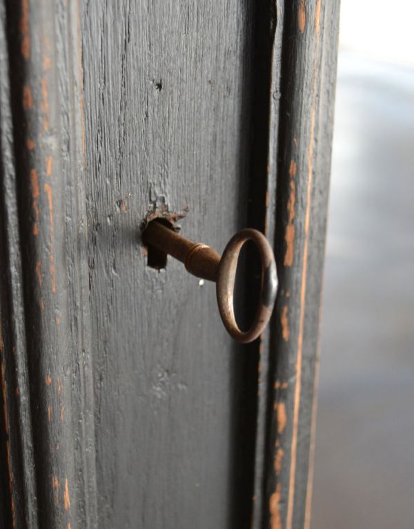 アンティークのキャビネット アンティーク家具 アンティークのブラックペイント家具、フランスから来たキャビネット。鍵を引っ掛けて取っ手のように開閉してください。(x-747-f)