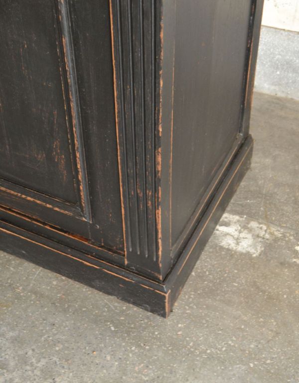 アンティークのキャビネット アンティーク家具 アンティークのブラックペイント家具、フランスから来たキャビネット。しっかりとした安定感があります。(x-747-f)