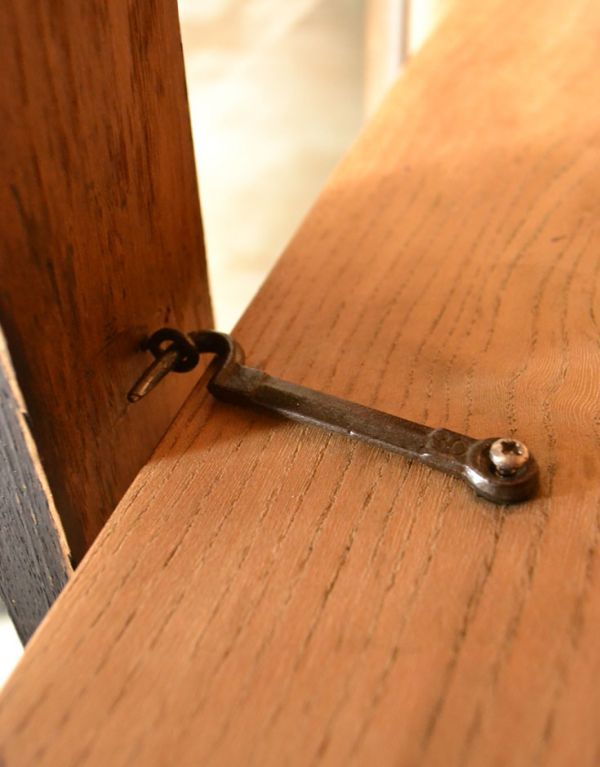 アンティークのキャビネット アンティーク家具 アンティークのブラックペイント家具、フランスから来たキャビネット。扉にフックを引っかけるタイプのストッパーがあります。(x-747-f)