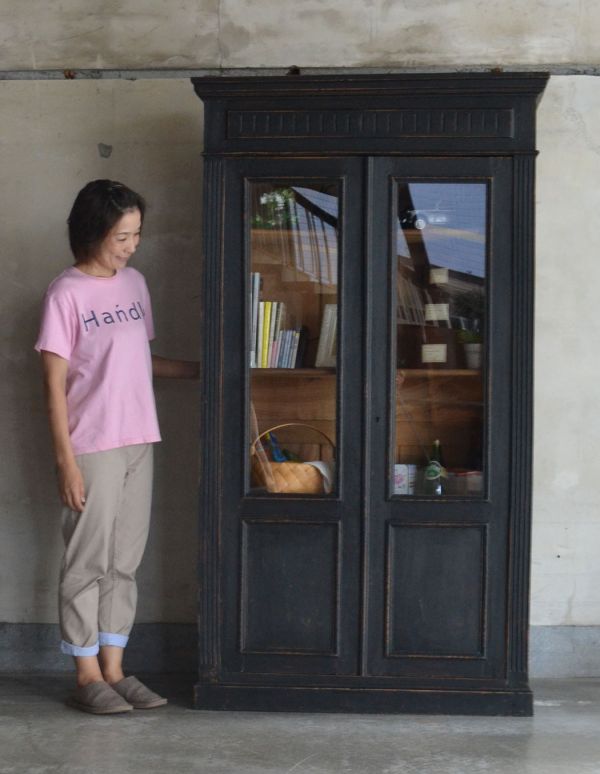 アンティークのキャビネット アンティーク家具 アンティークのブラックペイント家具、フランスから来たキャビネット。落ち着いたスタイルの大人のお部屋作りにピッタリ。(x-747-f)