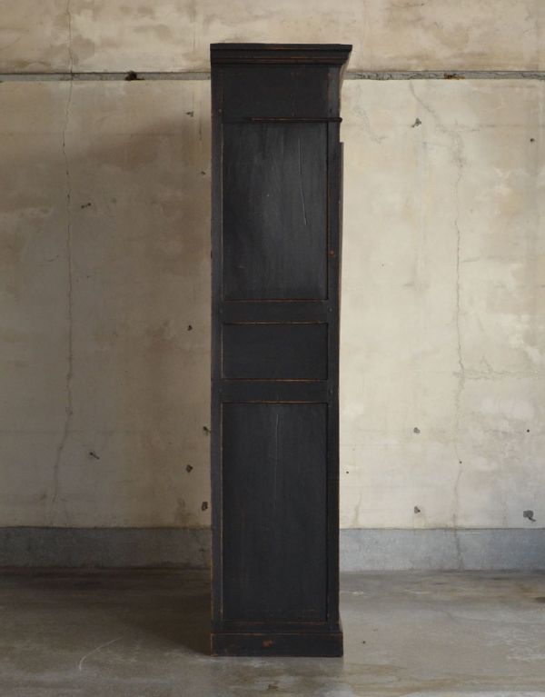 アンティークのキャビネット アンティーク家具 アンティークのブラックペイント家具、フランスから来たキャビネット。サイドもきれいにペイントされています。(x-747-f)
