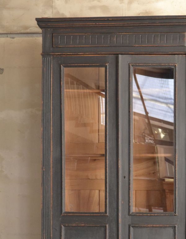 アンティークのキャビネット アンティーク家具 アンティークのブラックペイント家具、フランスから来たキャビネット。ペイントが味わい深いです。(x-747-f)