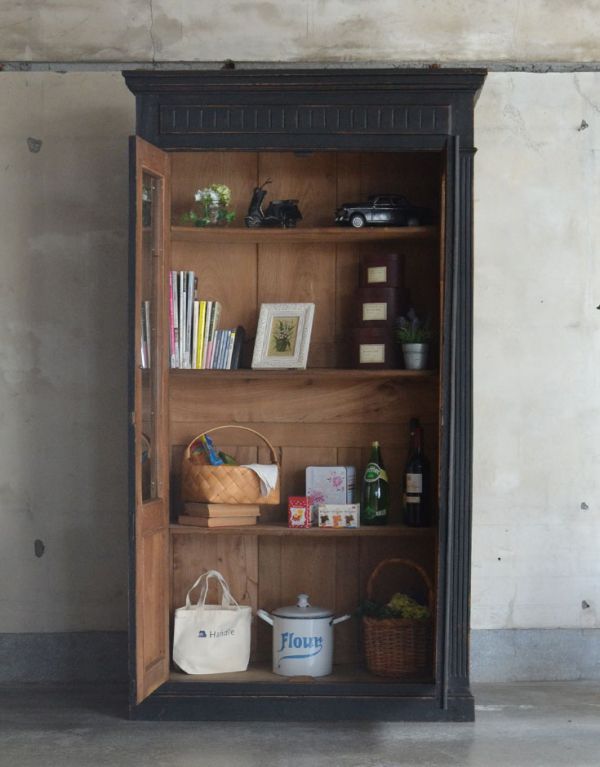 アンティークのキャビネット アンティーク家具 アンティークのブラックペイント家具、フランスから来たキャビネット。見た目の美しさはモチロン、た〜っぷり収納力もある優れたキャビネットです。(x-747-f)