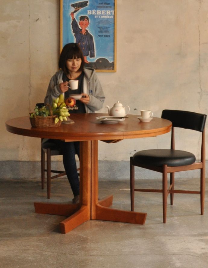 アンティークのテーブル アンティーク家具 北欧テイストのヴィンテージ家具、伸張式のダイニングテーブル。開いたときです。(x-750-f)