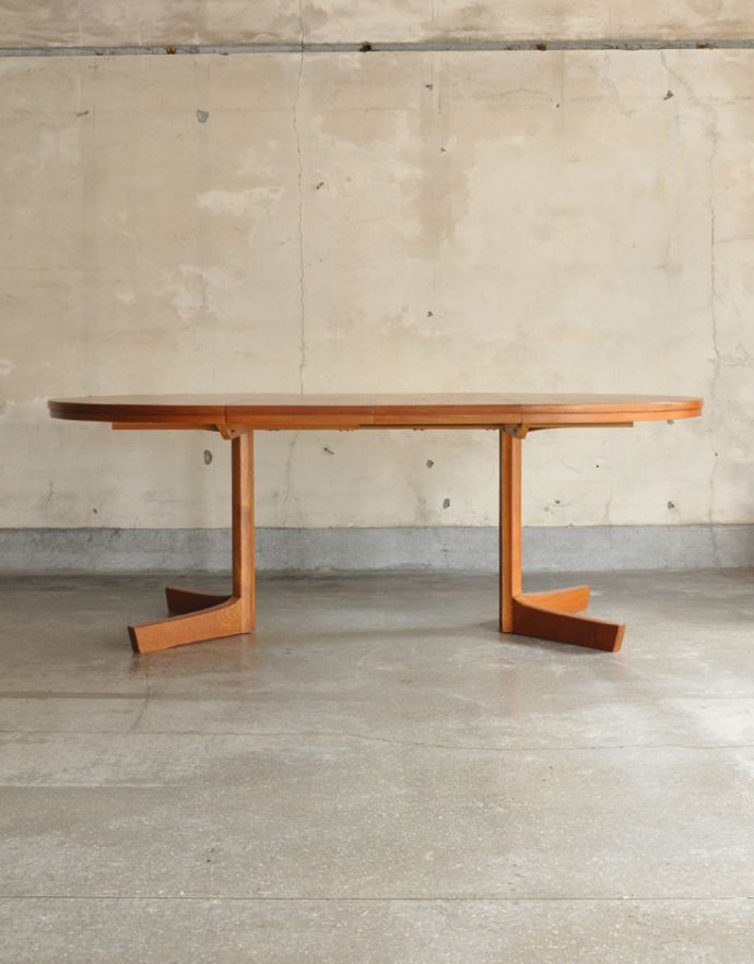 アンティークのテーブル アンティーク家具 北欧テイストのヴィンテージ家具、伸張式のダイニングテーブル。広げるとこ〜んなに広くなります!急な来客があっても、このテーブルがあれば安心!もちろん常に広げたままの状態でもお使い頂けます。(x-750-f)