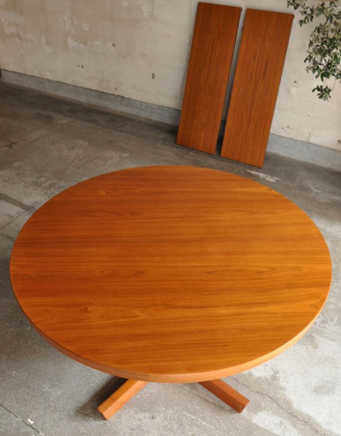 アンティークのテーブル アンティーク家具 北欧テイストのヴィンテージ家具、伸張式のダイニングテーブル。天板を小さくして使いたい時は、エクステンション用の板は別で保管して下さいね。(x-750-f)