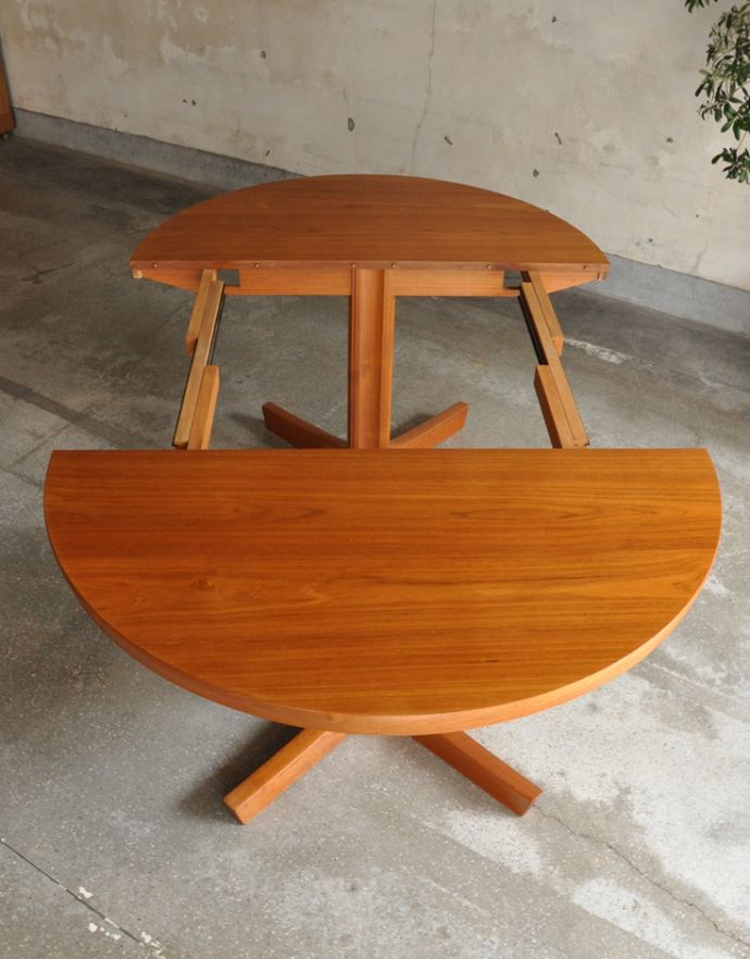 アンティークのテーブル アンティーク家具 北欧テイストのヴィンテージ家具、伸張式のダイニングテーブル。広げるのは簡単です。(x-750-f)