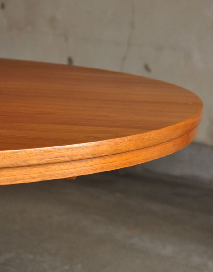 アンティークのテーブル アンティーク家具 北欧テイストのヴィンテージ家具、伸張式のダイニングテーブル。角が丸いので小さなお子様がいるお家でも安心してお使いいただけます。(x-750-f)