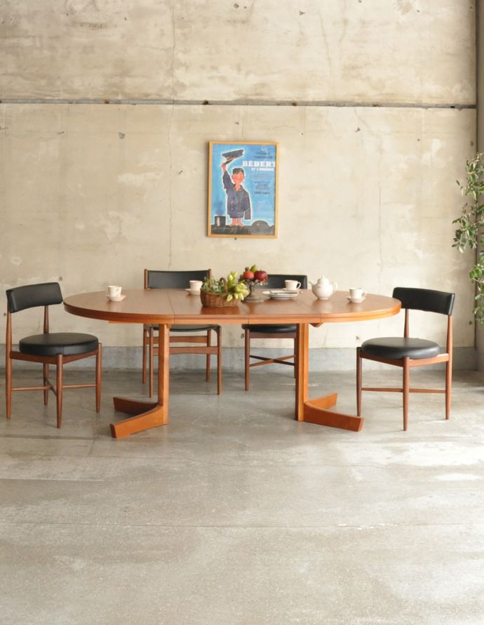 アンティークのテーブル アンティーク家具 北欧テイストのヴィンテージ家具、伸張式のダイニングテーブル。広げると、6〜8人にも対応できるのでお友達が来た時にもバッチリです。(x-750-f)