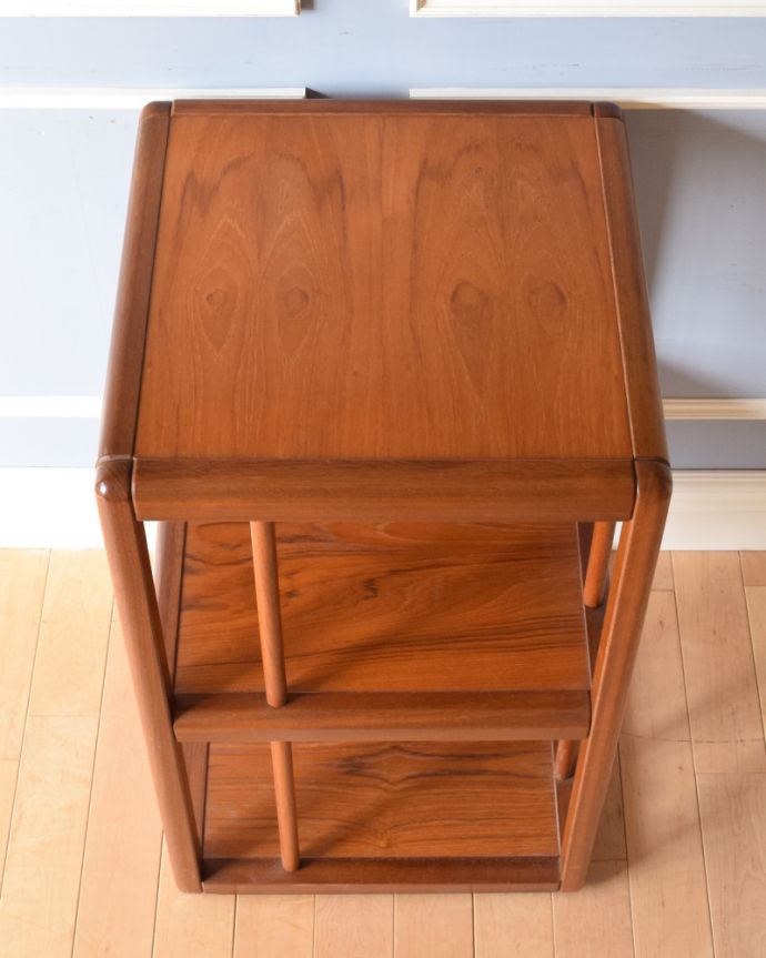 アンティークのキャビネット　アンティーク家具　シンプルなイギリスのヴィンテージ家具、北欧スタイルのサイドテーブル。天板もキレイに塗装を仕上げました。(x-751-f-1)