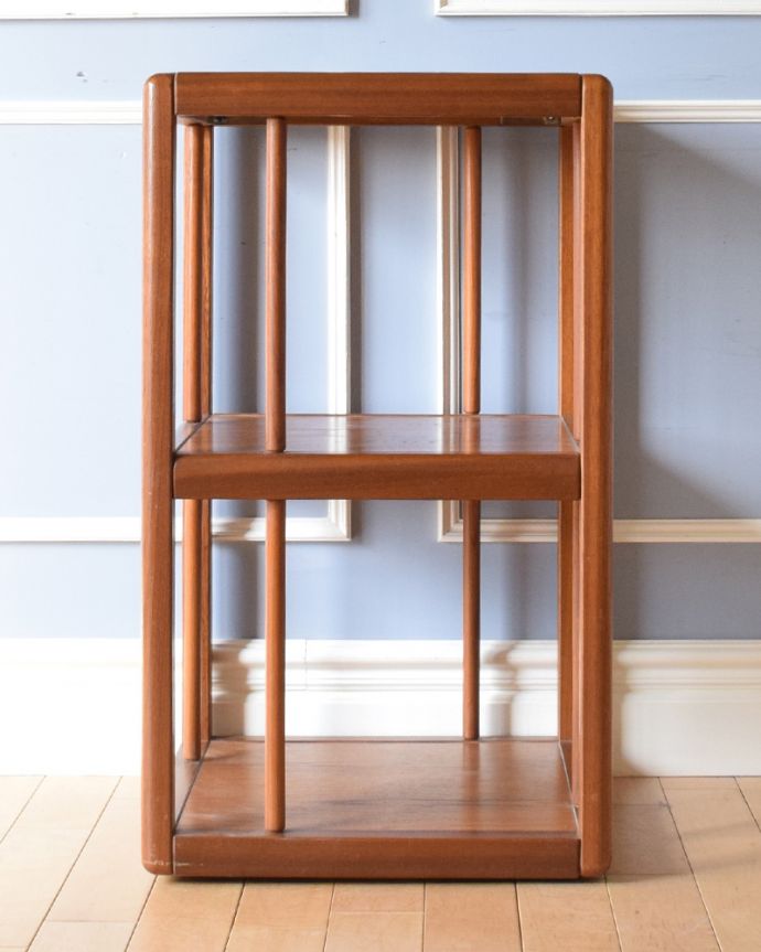 アンティークのキャビネット　アンティーク家具　シンプルなイギリスのヴィンテージ家具、北欧スタイルのサイドテーブル。アンティークは新品ではないので、もちろん経年変化によるキズはありますが、専門の職人が目立たないようキレイにお直しをしているので、後姿までキレイです。(x-751-f-1)