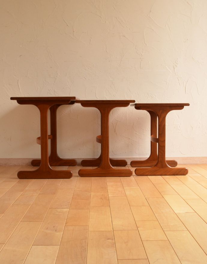 G-PLAN(Gプラン) アンティーク家具 カッコイイ北欧のヴィンテージ家具、G-planのネストテーブル。大・中・小サイズのテーブルをセットでお届けします。(x-753-f)