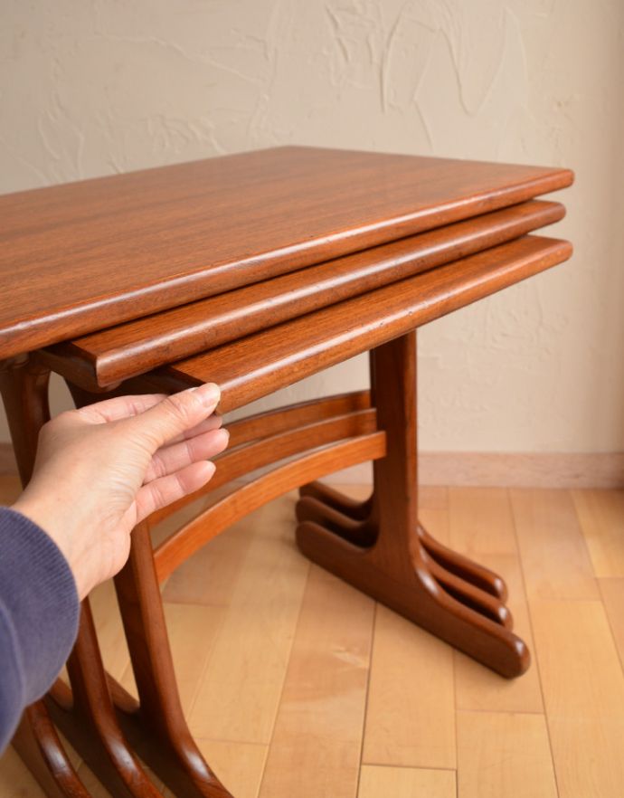 G-PLAN(Gプラン) アンティーク家具 カッコイイ北欧のヴィンテージ家具、G-planのネストテーブル。このように美しく収納できます。(x-753-f)