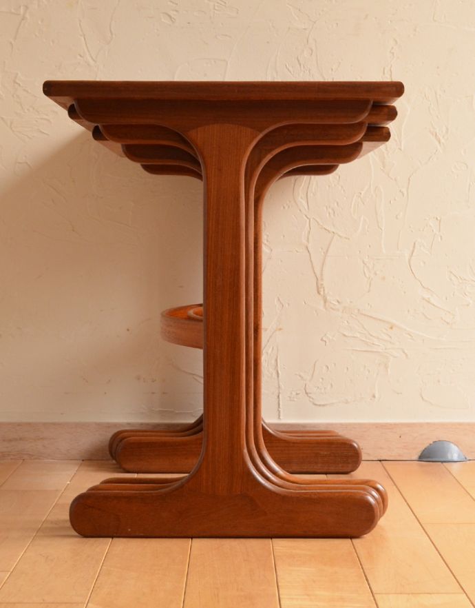 G-PLAN(Gプラン) アンティーク家具 カッコイイ北欧のヴィンテージ家具、G-planのネストテーブル。小さなテーブルはこんな風に収まります。(x-753-f)