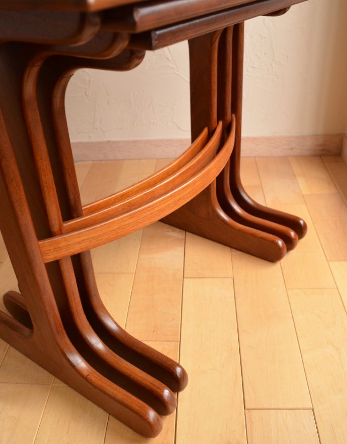 G-PLAN(Gプラン) アンティーク家具 カッコイイ北欧のヴィンテージ家具、G-planのネストテーブル。スッキリとしたかっこいいデザイン。(x-753-f)