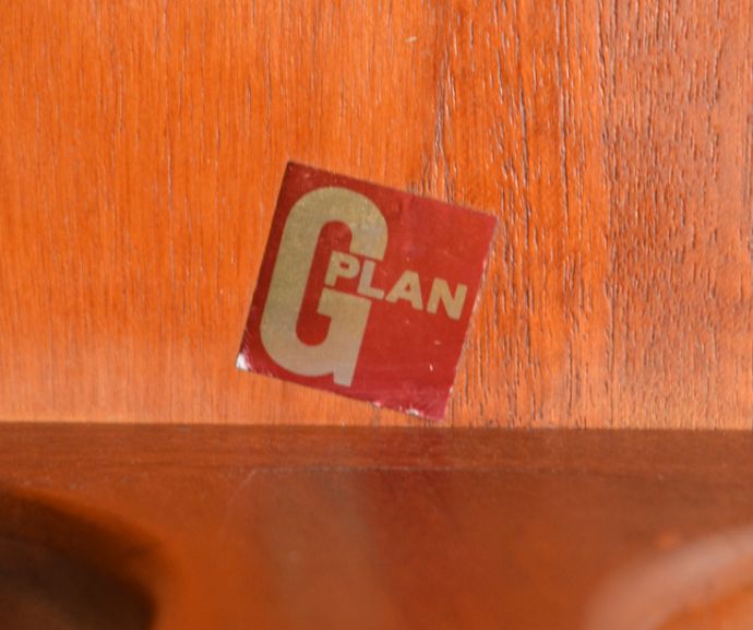 G-PLAN(Gプラン) アンティーク家具 カッコイイ北欧のヴィンテージ家具、G-planのネストテーブル。「G-PLAN」のロゴステッカーがついています。(x-753-f)