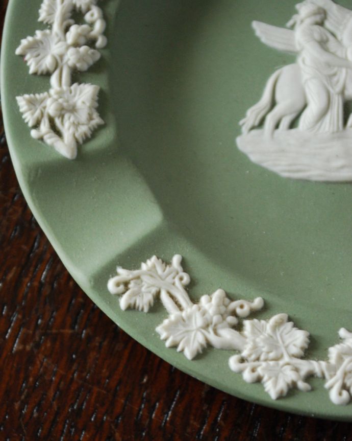 ジャスパーウェア アンティーク雑貨 グリーンがキレイなアンティークジャスパーウェアのアシュトレイ、灰皿(ギリシャ神話)。繊細なレリーフは飾るだけで美しく、いくつも集めたくなります。(x-753-z)