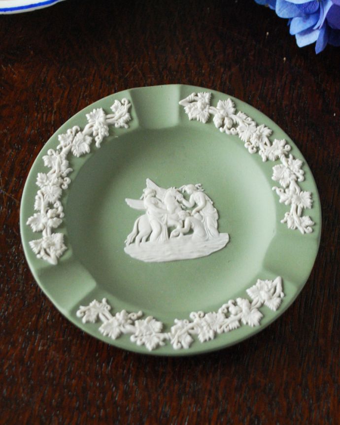 ジャスパーウェア アンティーク雑貨 グリーンがキレイなアンティークジャスパーウェアのアシュトレイ、灰皿(ギリシャ神話)。淡いグリーンに、真っ白のレリーフが映えます。(x-753-z)