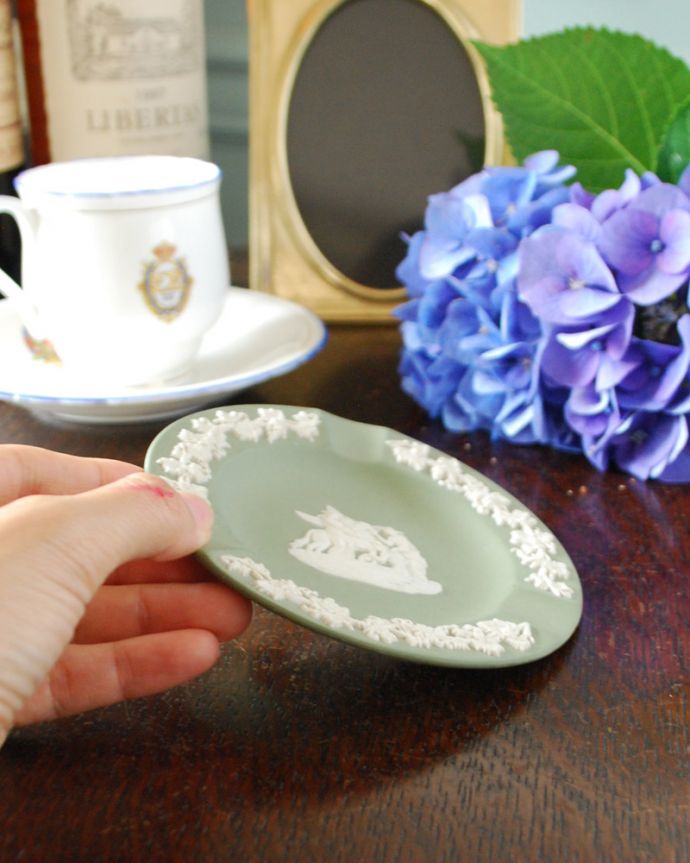 ジャスパーウェア アンティーク雑貨 グリーンがキレイなアンティークジャスパーウェアのアシュトレイ、灰皿(ギリシャ神話)。さりげなく飾るとお部屋の雰囲気が素敵になります。(x-753-z)