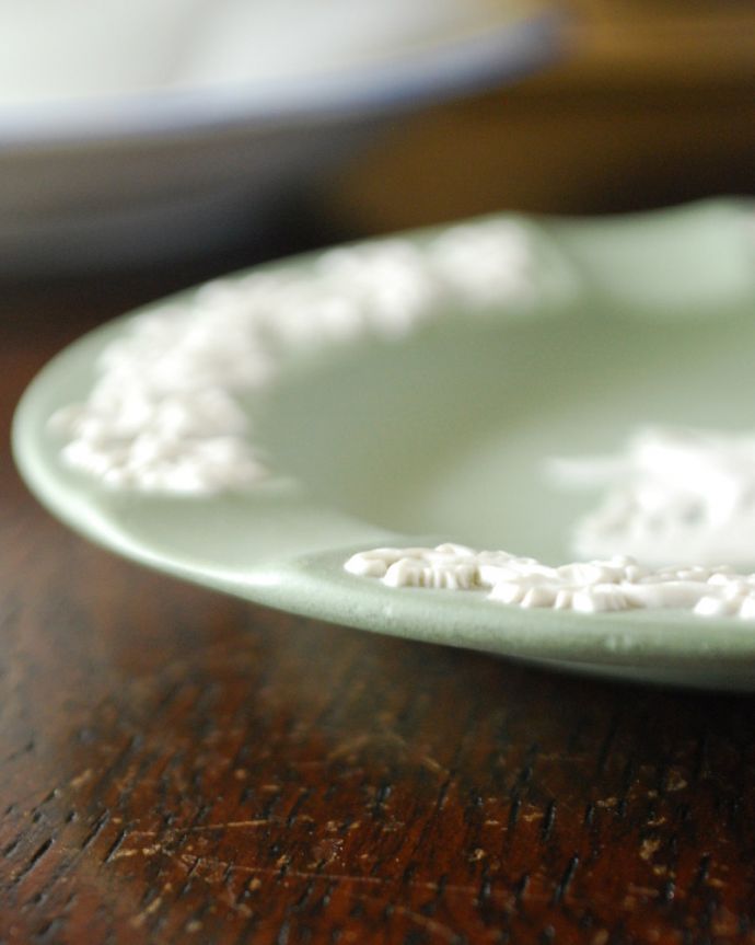 ジャスパーウェア アンティーク雑貨 グリーンがキレイなアンティークジャスパーウェアのアシュトレイ、灰皿(ギリシャ神話)。多少のキズ・汚れがある場合があります。(x-753-z)