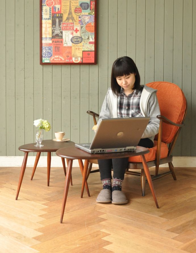 アーコールの家具　アンティーク家具　イギリスのヴィンテージ家具、アーコールのネストテーブル。パソコンを置いて、コーヒー片手にインターネットで調べ物なんて使い方も憧れますね。(x-754-f)