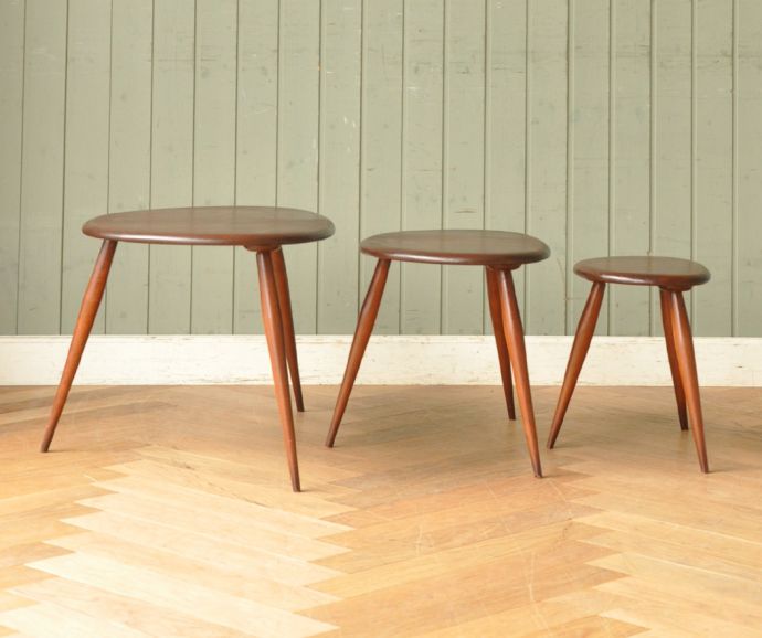 アーコールの家具　アンティーク家具　イギリスのヴィンテージ家具、アーコールのネストテーブル。温かみのある落ち着いた色です。(x-754-f)