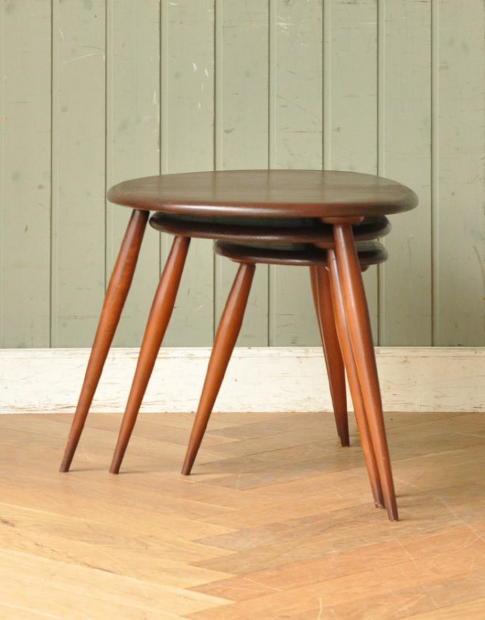 アーコールの家具　アンティーク家具　イギリスのヴィンテージ家具、アーコールのネストテーブル。アーコールのテーブルは不動の人気。(x-754-f)