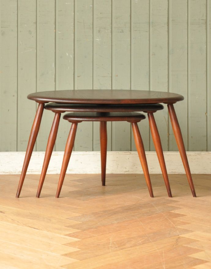 アーコールの家具　アンティーク家具　イギリスのヴィンテージ家具、アーコールのネストテーブル。きちんとメンテナンスしてあるので、裏側もキレイです。(x-754-f)