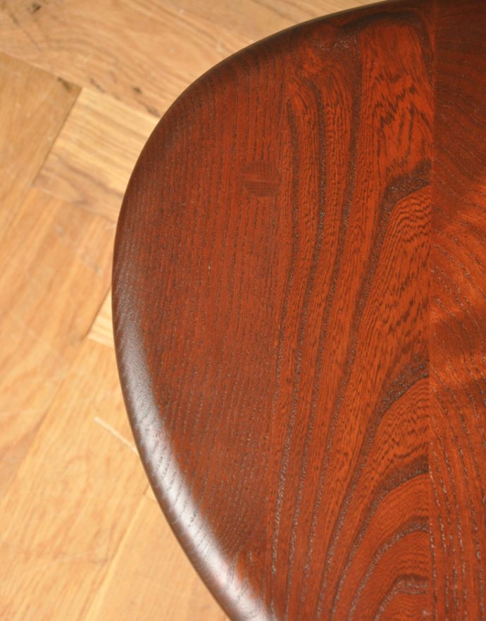 アーコールの家具　アンティーク家具　イギリスのヴィンテージ家具、アーコールのネストテーブル。天板が丸いので、小さなお子様のいるお家も安心。(x-754-f)