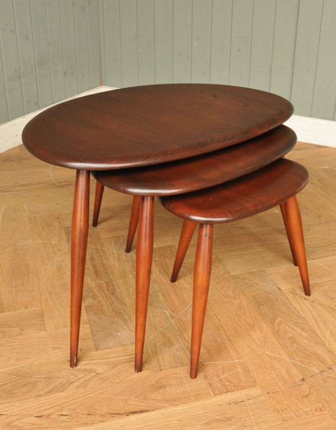 アーコールの家具　アンティーク家具　イギリスのヴィンテージ家具、アーコールのネストテーブル。このように美しく、コンパクトになります。(x-754-f)