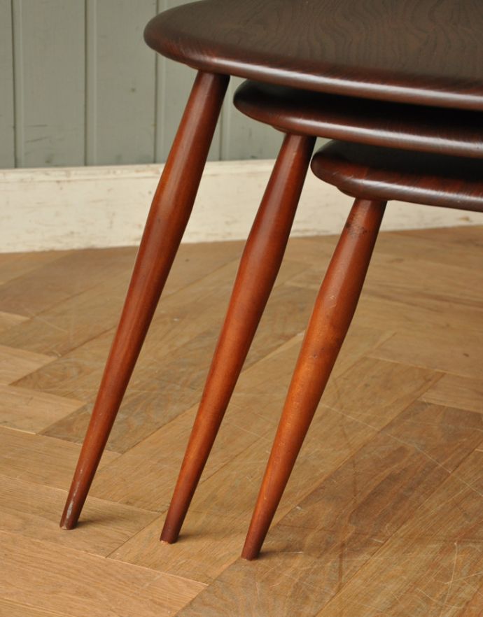 アーコールの家具　アンティーク家具　イギリスのヴィンテージ家具、アーコールのネストテーブル。脚のデザインがスタイリッシュでかっこいい！きちんと支えますのでご安心ください。(x-754-f)