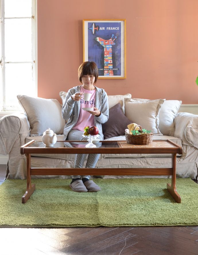 G-PLAN(Gプラン)　アンティーク家具　華やかなタイルが付いたアンティーク家具、ガラス×タイル天板のセンターテーブル（G-plan）。天板が広いので、ゆったりとお使い頂けます。(x-755-f)