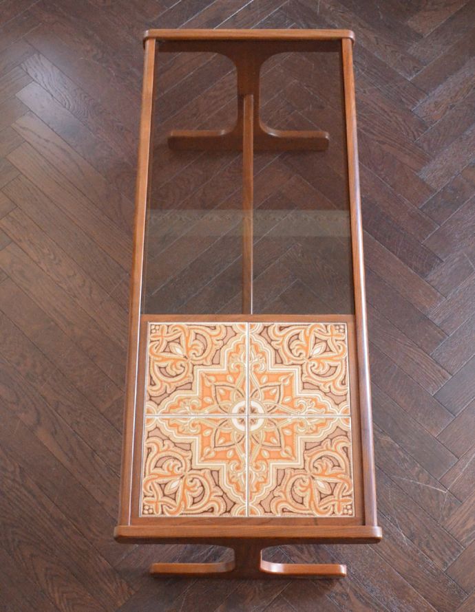 G-PLAN(Gプラン)　アンティーク家具　華やかなタイルが付いたアンティーク家具、ガラス×タイル天板のセンターテーブル（G-plan）。天板はガラスとタイルの２つの雰囲気を楽しめます！どちらの天板も美しい状態です。(x-755-f)