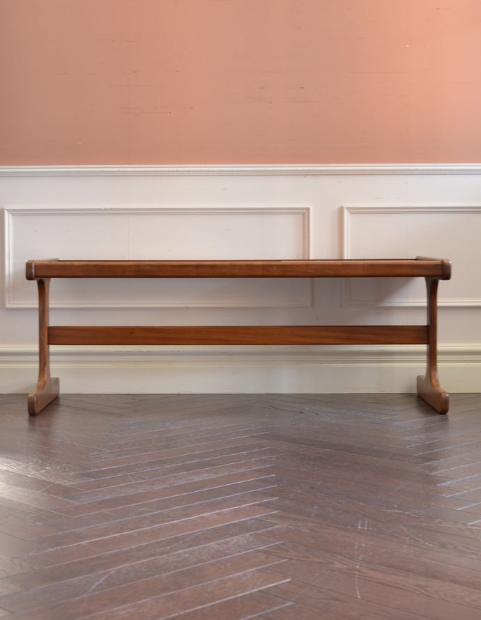 G-PLAN(Gプラン)　アンティーク家具　華やかなタイルが付いたアンティーク家具、ガラス×タイル天板のセンターテーブル（G-plan）。スッキリした脚です。(x-755-f)