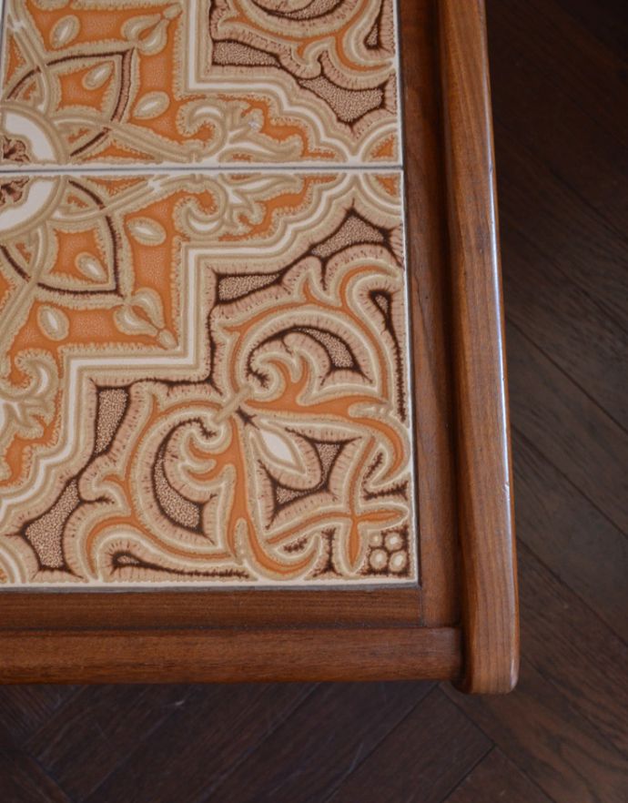 G-PLAN(Gプラン)　アンティーク家具　華やかなタイルが付いたアンティーク家具、ガラス×タイル天板のセンターテーブル（G-plan）。大人っぽい抑えた色使い。(x-755-f)