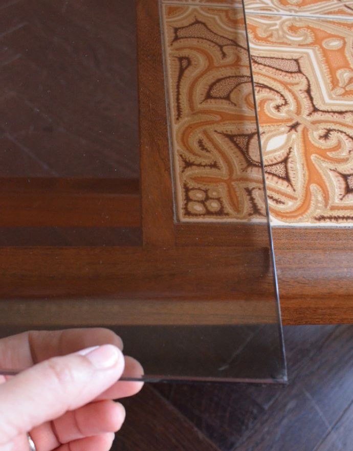 G-PLAN(Gプラン)　アンティーク家具　華やかなタイルが付いたアンティーク家具、ガラス×タイル天板のセンターテーブル（G-plan）。ガラス部分は取り外しできるようになっているので、模様替えやお手入れの際も嬉しいですよね。(x-755-f)