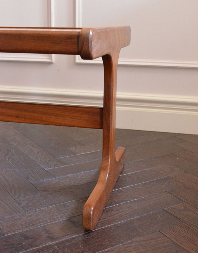 G-PLAN(Gプラン)　アンティーク家具　華やかなタイルが付いたアンティーク家具、ガラス×タイル天板のセンターテーブル（G-plan）。キチンとお直ししてありますので、安定感のある脚です。(x-755-f)