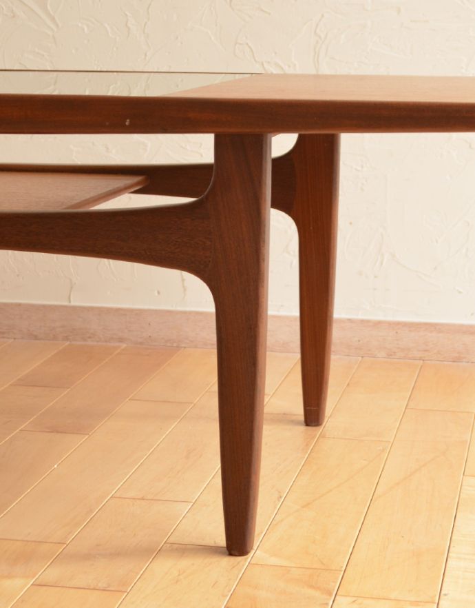 G-PLAN(Gプラン)　アンティーク家具　北欧スタイルのヴィンデージ家具、G-PLANのコーヒーテーブル（棚付き）。脚はすらっとシンプルなデザインです。(x-756-f)